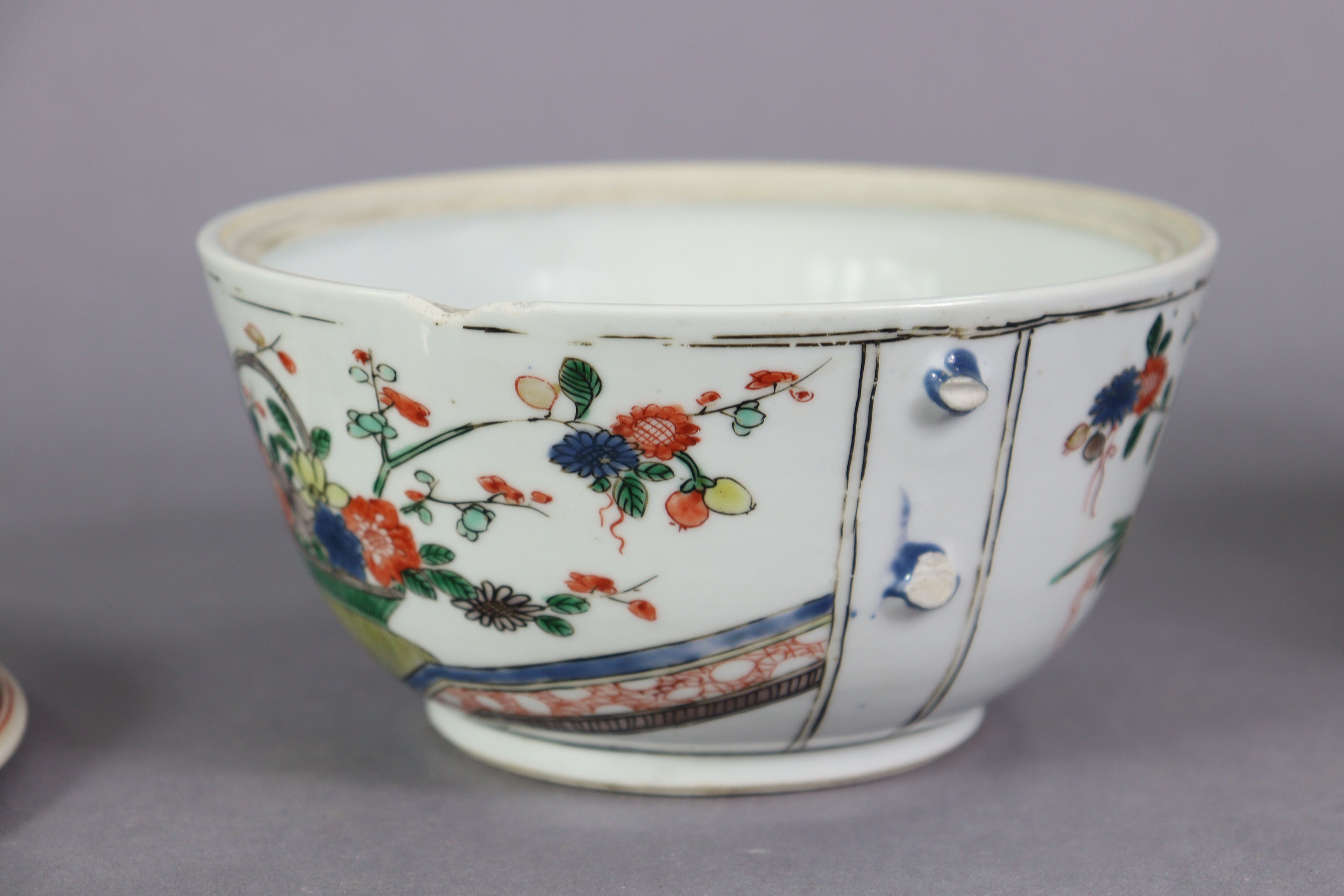 An 18th century Chinese famille verte porcelain bowl & cover, painted with a basket of flowers to - Image 5 of 12