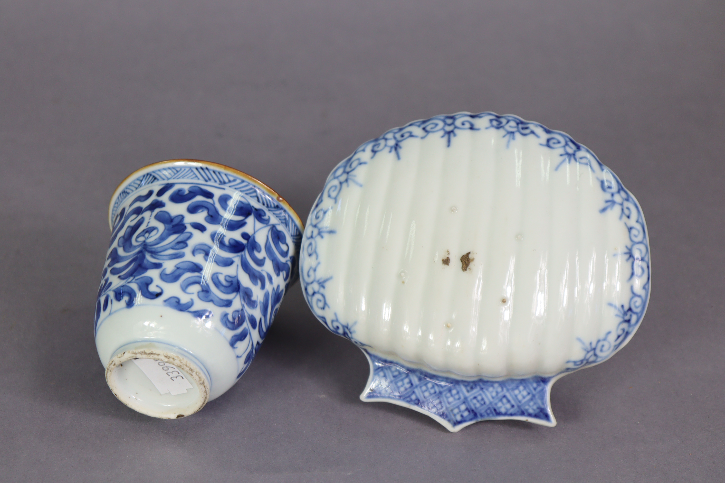 An 18th century Chinese famille verte porcelain bowl & cover, painted with a basket of flowers to - Image 10 of 12