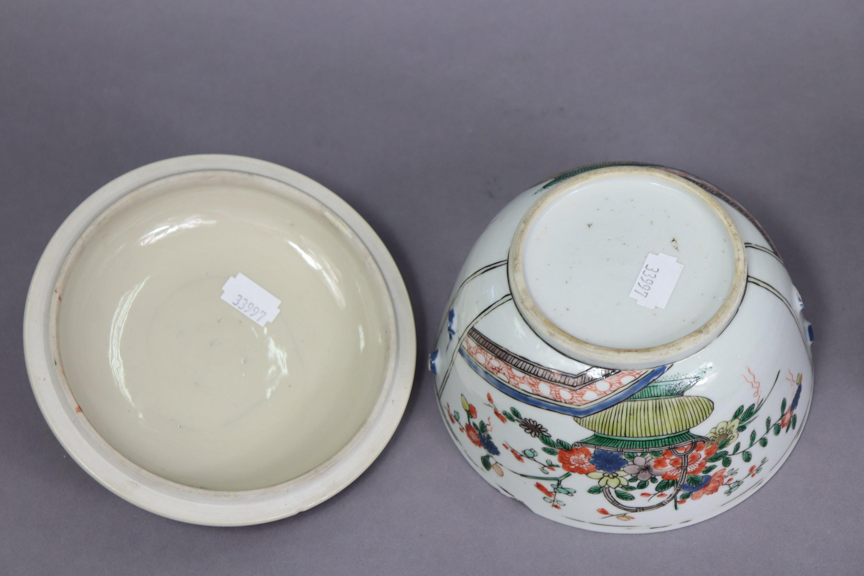 An 18th century Chinese famille verte porcelain bowl & cover, painted with a basket of flowers to - Image 8 of 12