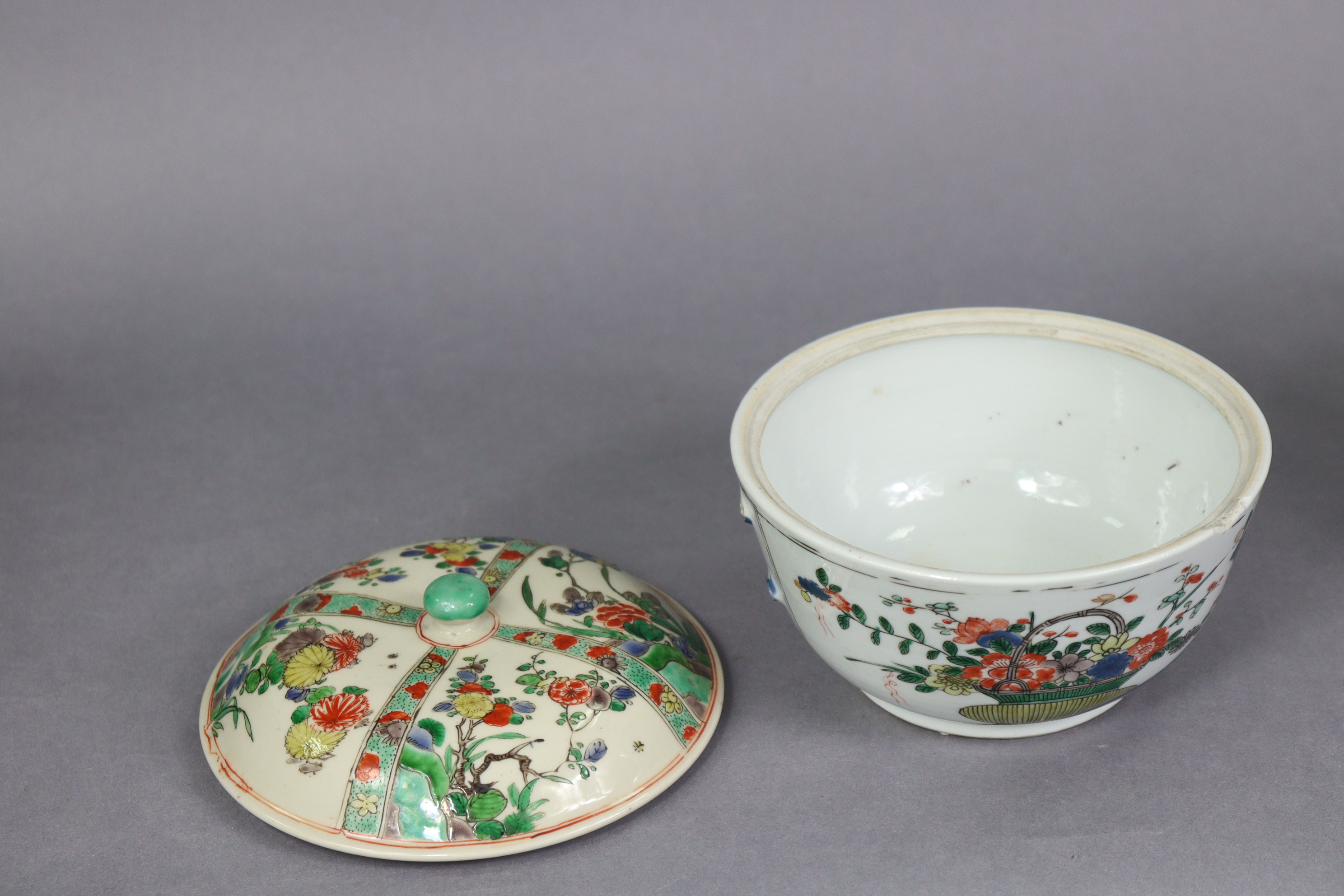An 18th century Chinese famille verte porcelain bowl & cover, painted with a basket of flowers to - Image 2 of 12