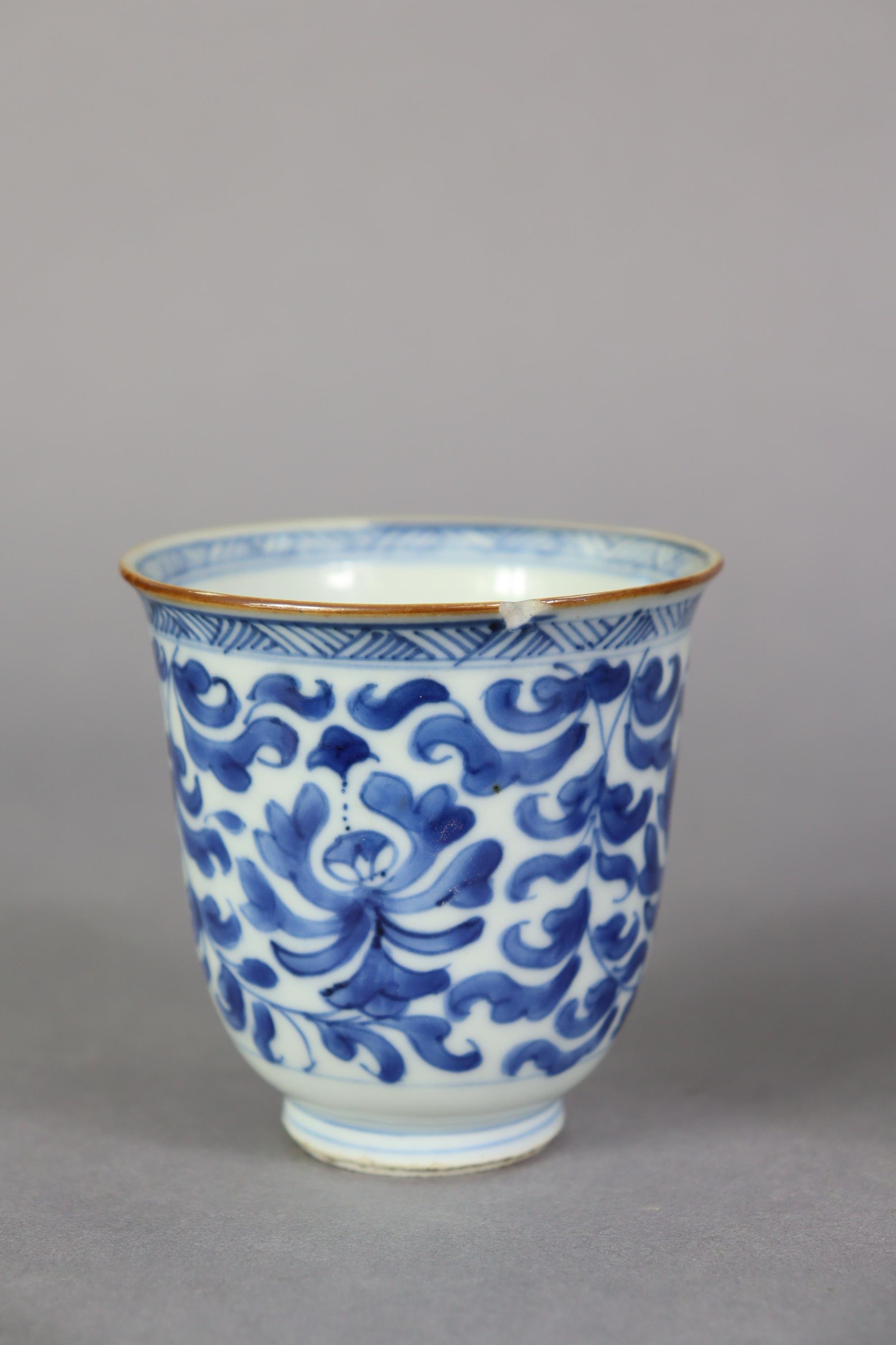 An 18th century Chinese famille verte porcelain bowl & cover, painted with a basket of flowers to - Image 11 of 12