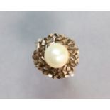 A yellow metal ring set cultured pearl within a “brick” border; size: L; 4.3 gm.