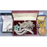 Various items of costume jewellery.