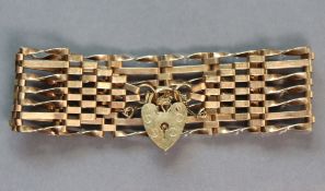A 9ct. gold gate-link bracelet with padlock clasp. (15.5 gm).