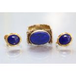 A yellow 14K ring set oval lapis, with broad textured shank; size: M; 9gm; & a similar pair of