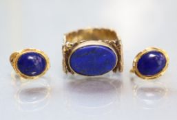 A yellow 14K ring set oval lapis, with broad textured shank; size: M; 9gm; & a similar pair of