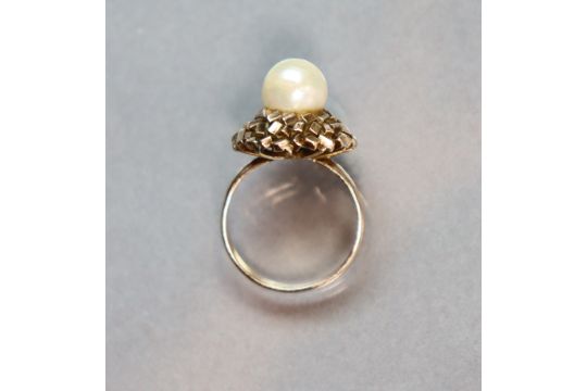 A yellow metal ring set cultured pearl within a “brick” border; size: L; 4.3 gm. - Image 3 of 3