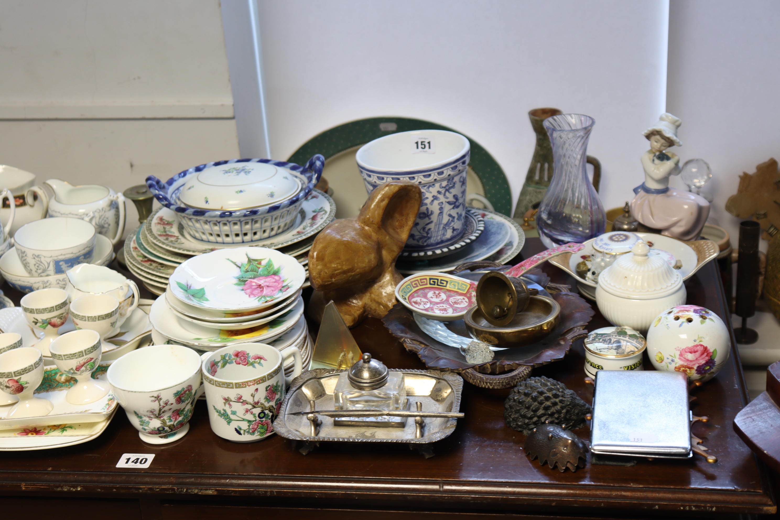 Various items of decorative china, pottery, platedware, etc, part w.a.f.