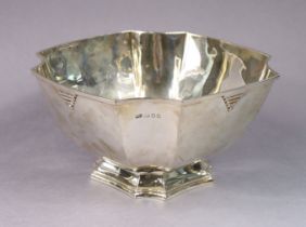 An Art Deco silver square deep bowl with fluted corners, on conforming foot, 20cm wide x 1cm high;