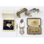 A 15ct. knot-design bar brooch set seed pearl; a lyre-shaped pendant; various costume jewellery,
