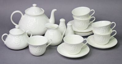 A Wedgwood ‘Strawberry and Vine’ 17-piece part tea & dinner service comprising a teapot, 6