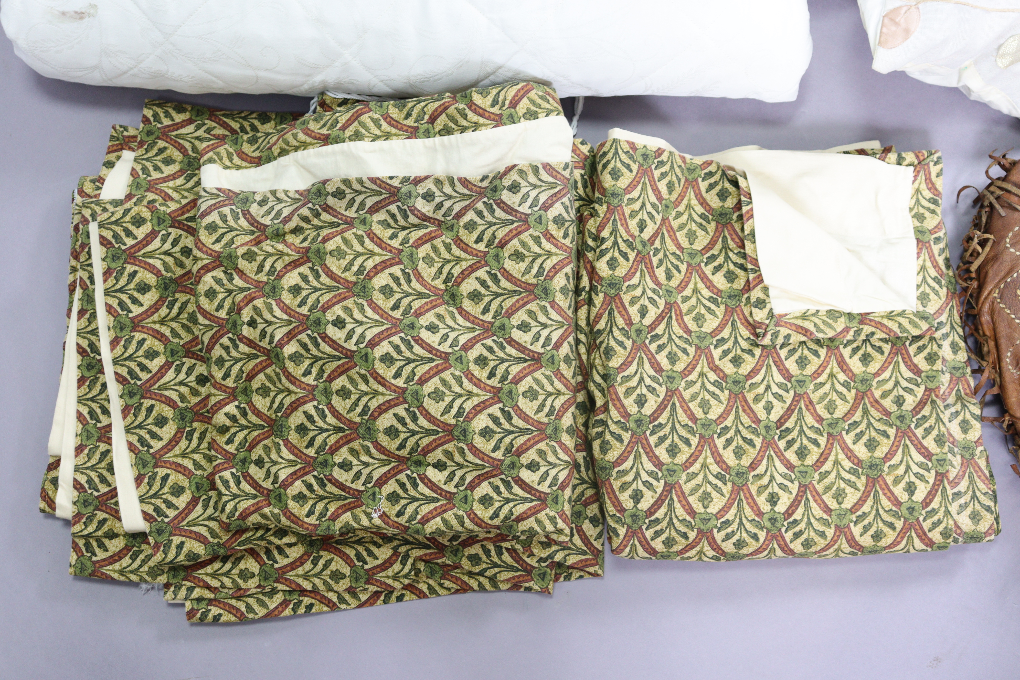 Various household textiles. - Image 3 of 7