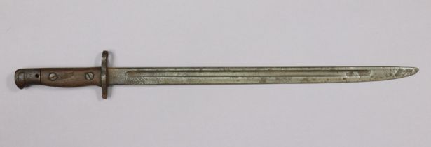 A WWI Lee Enfield rifle bayonet with a hardwood handle (lacking sheath), 53.5cm long.