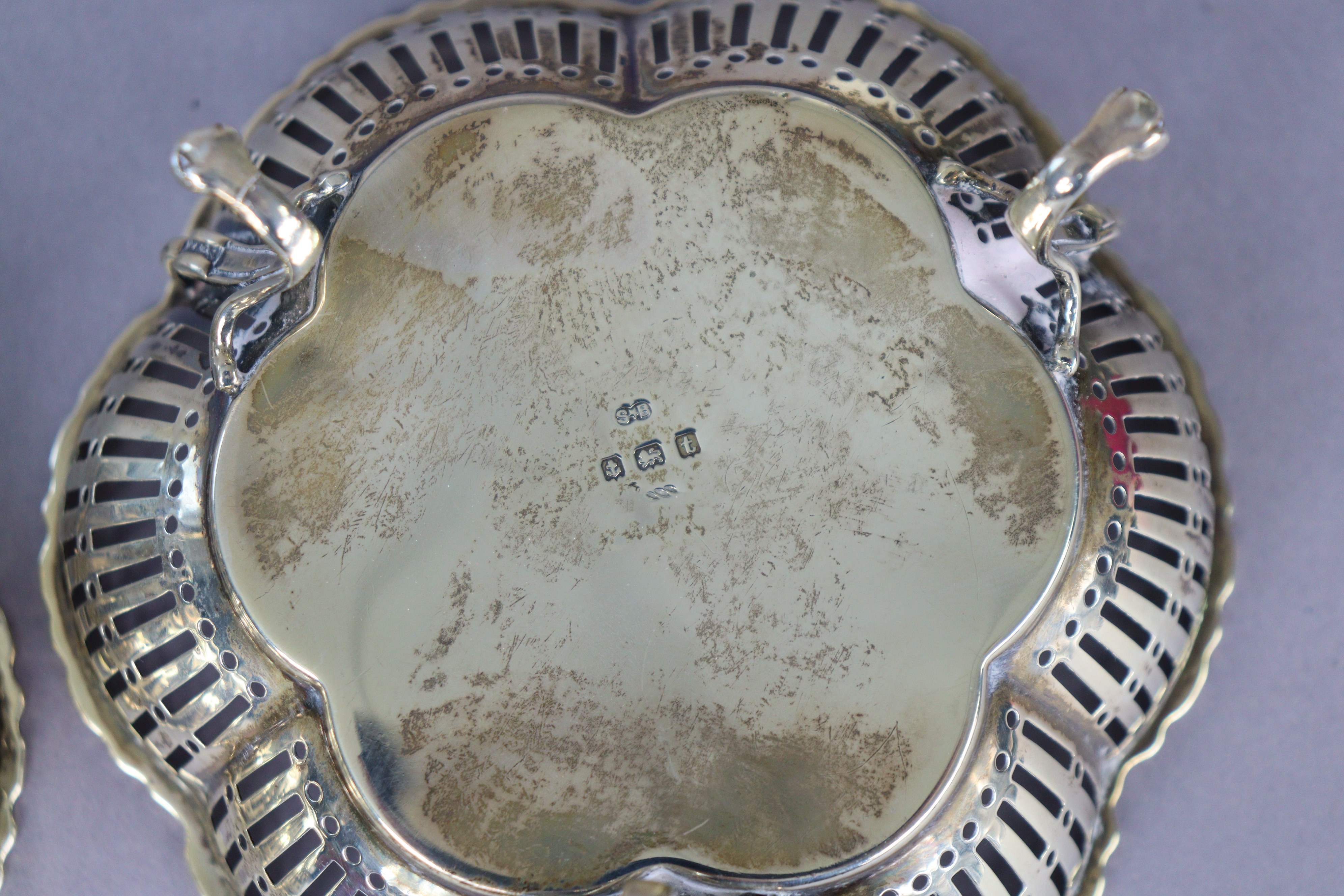 A pair of George V silver sweetmeat dishes each with a pierced border & on three slender legs, - Image 4 of 4