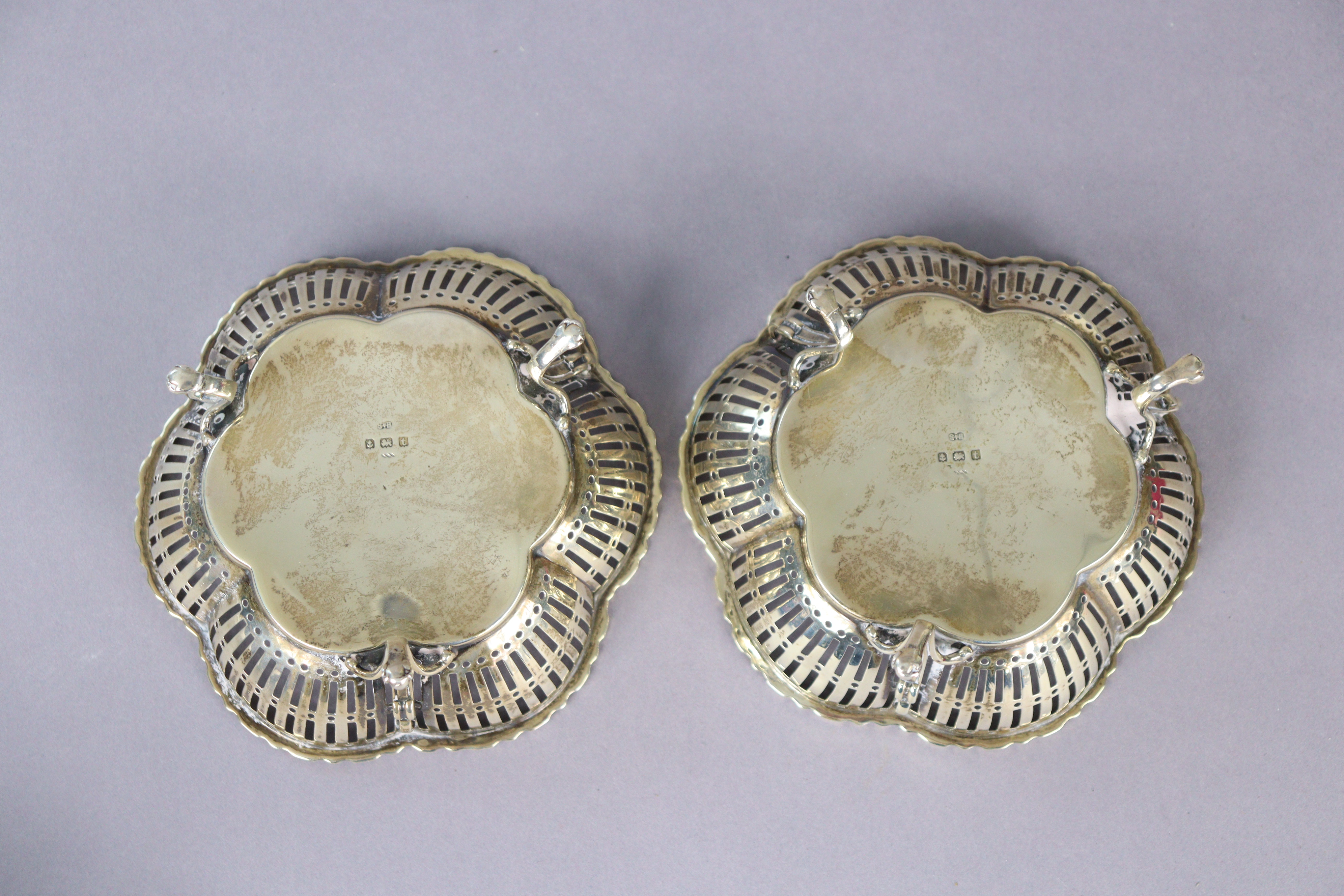 A pair of George V silver sweetmeat dishes each with a pierced border & on three slender legs, - Image 3 of 4