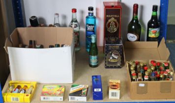 Various bottles of spirits; & spirit miniatures, all with contents.