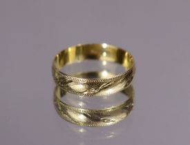 An 18ct gold engraved band; size: W; 3gm.