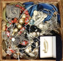 A quantity of costume jewellery.