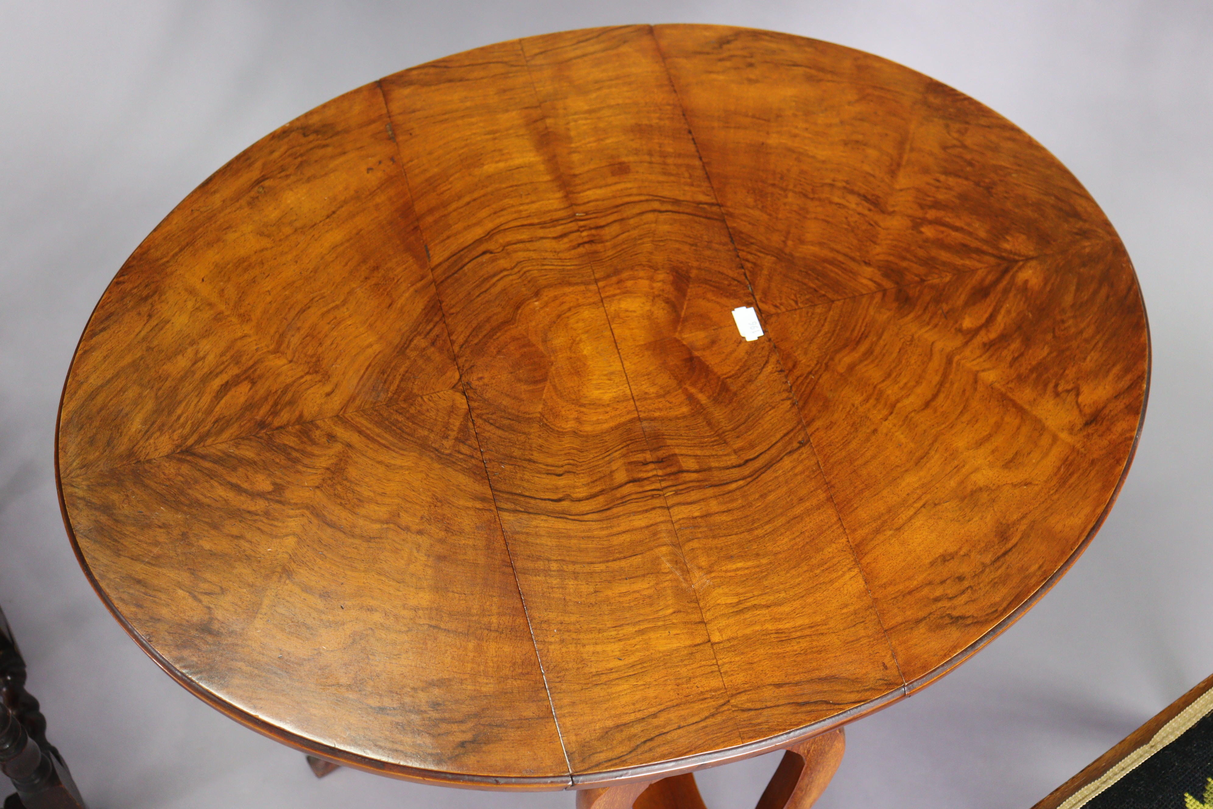 An early 20th century oak oval drop-leaf occasional table with a carved foliate border, & on - Image 4 of 4