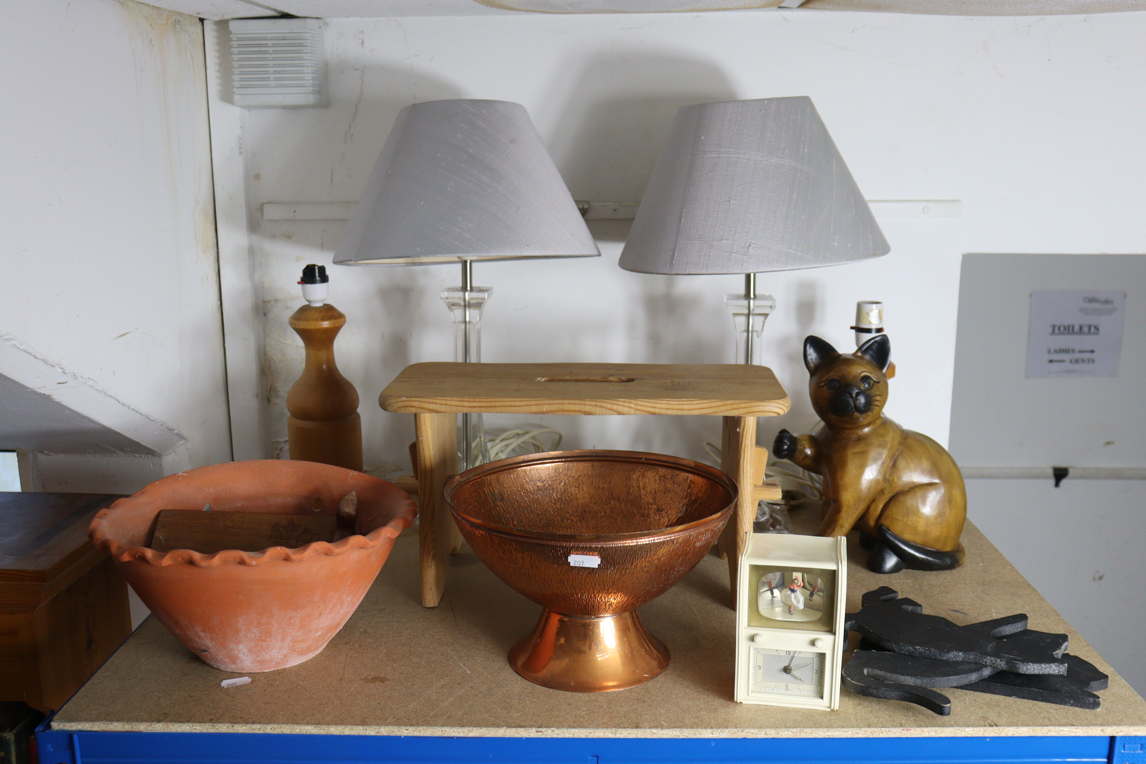 An oak cased mantel clock; a carved wooden rectangular two-handled tea tray; four table lamp - Image 2 of 4