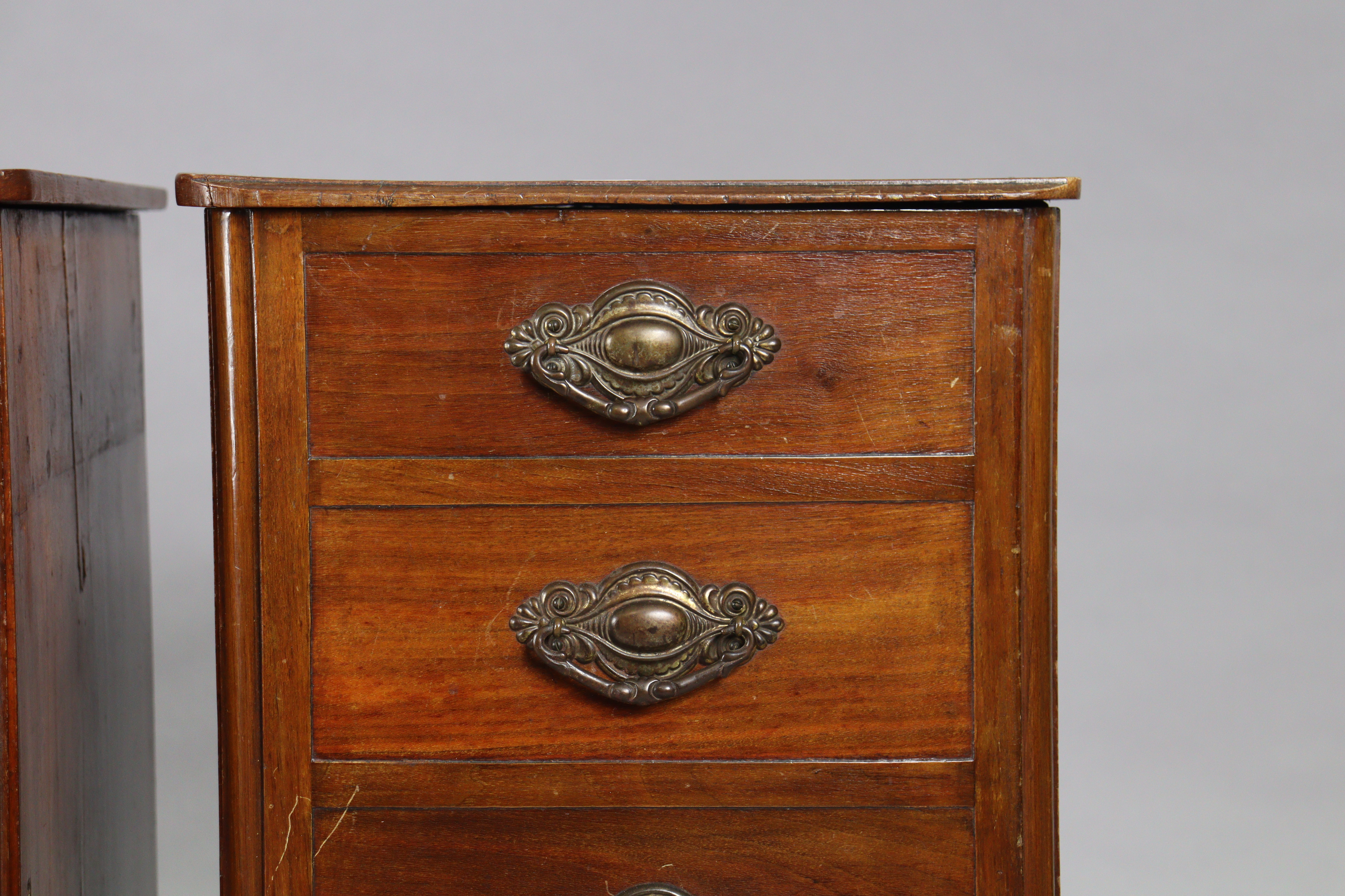 A pair of mahogany bedside chests each fitted four long graduated drawers with cast-iron swing - Image 5 of 8