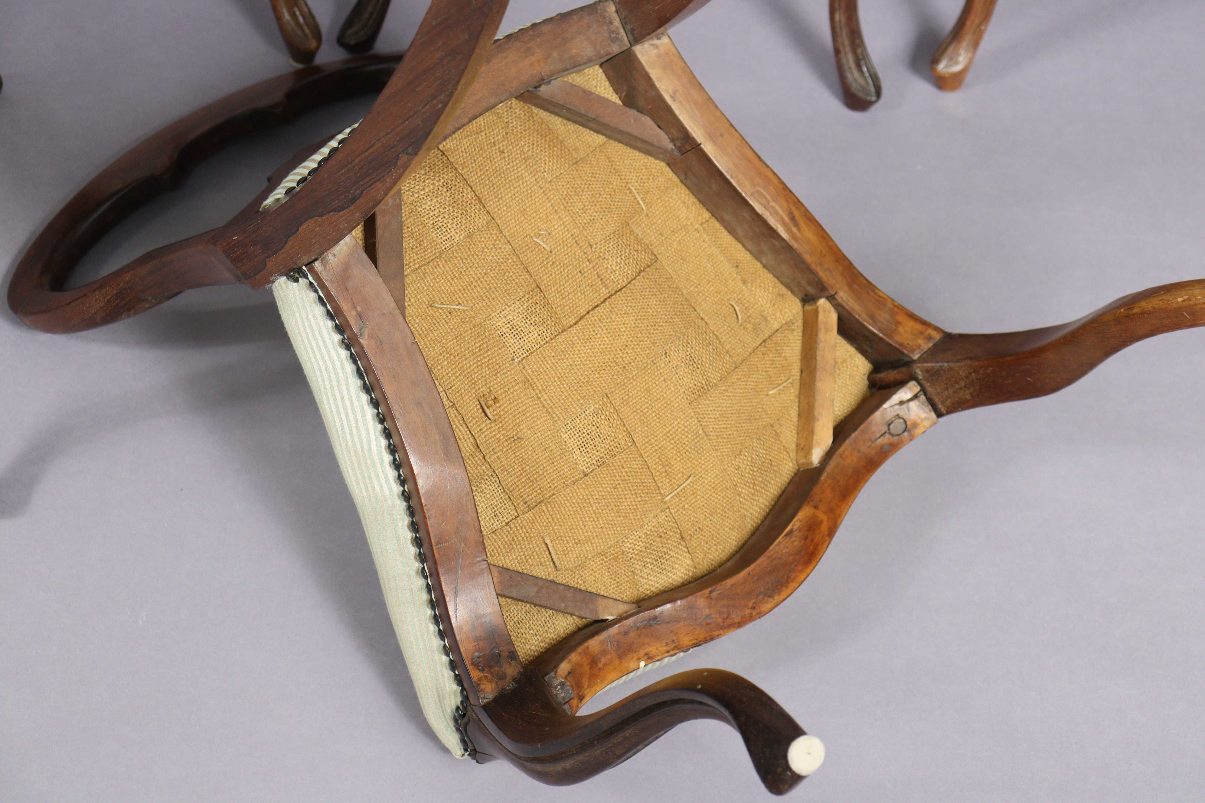 A set of six mid-Victorian rosewood dining chairs with carved rounded open backs, padded seats, & on - Image 3 of 3