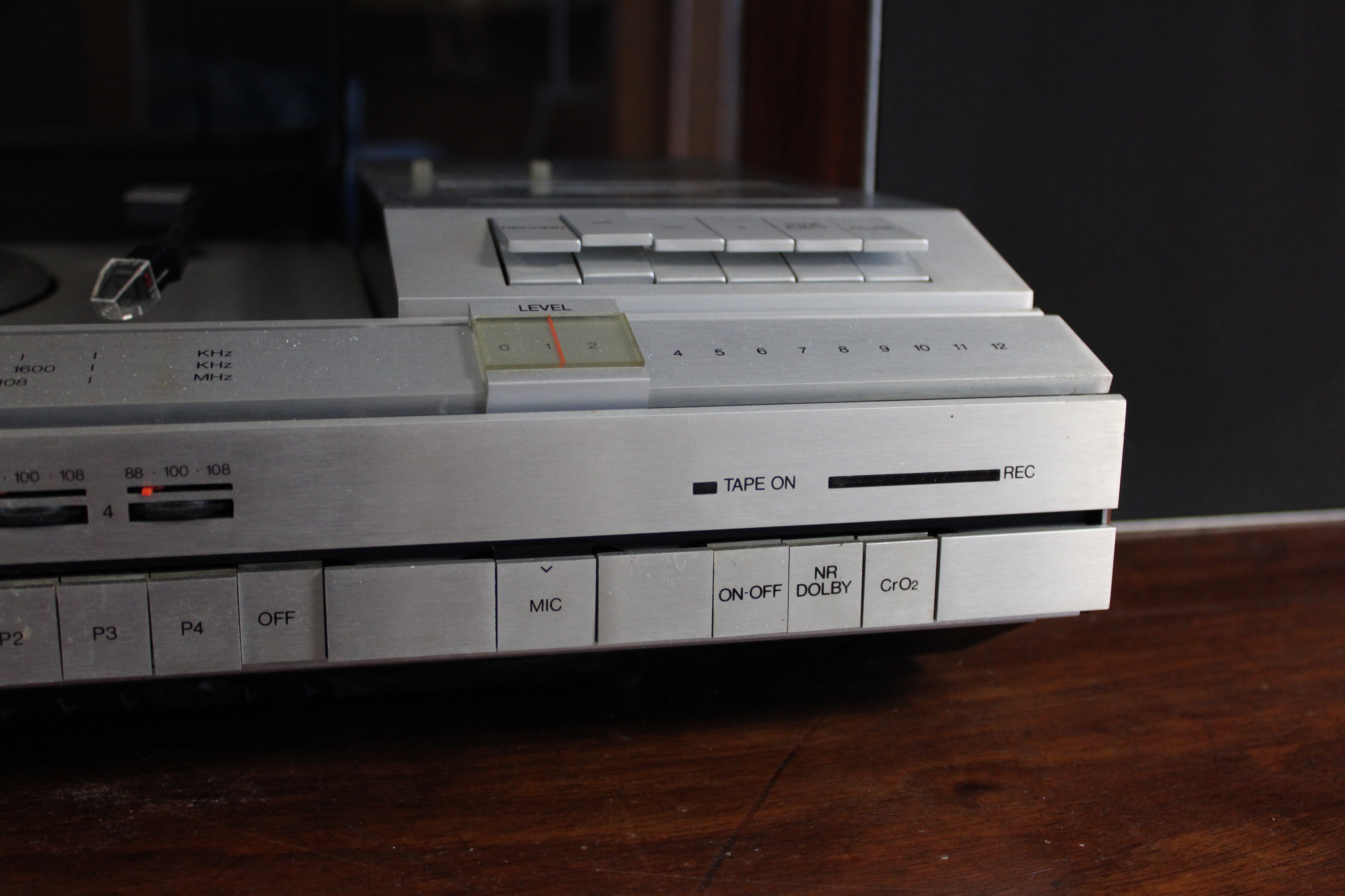 A Bang & Olufsen “Beocenter 4600” music system, boxed; various LP records. - Image 9 of 19