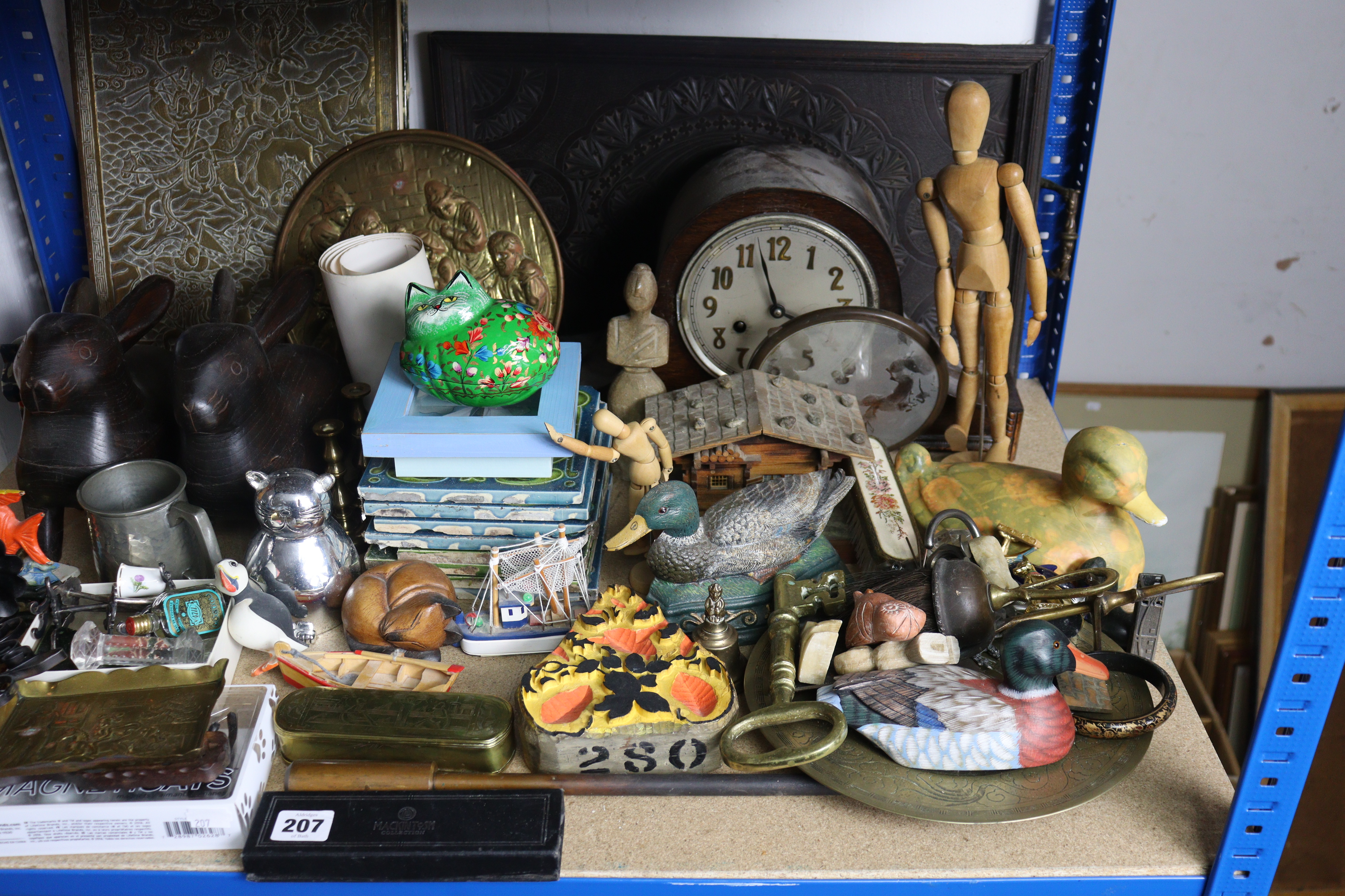 An oak cased mantel clock; a carved wooden rectangular two-handled tea tray; four table lamp - Image 3 of 4