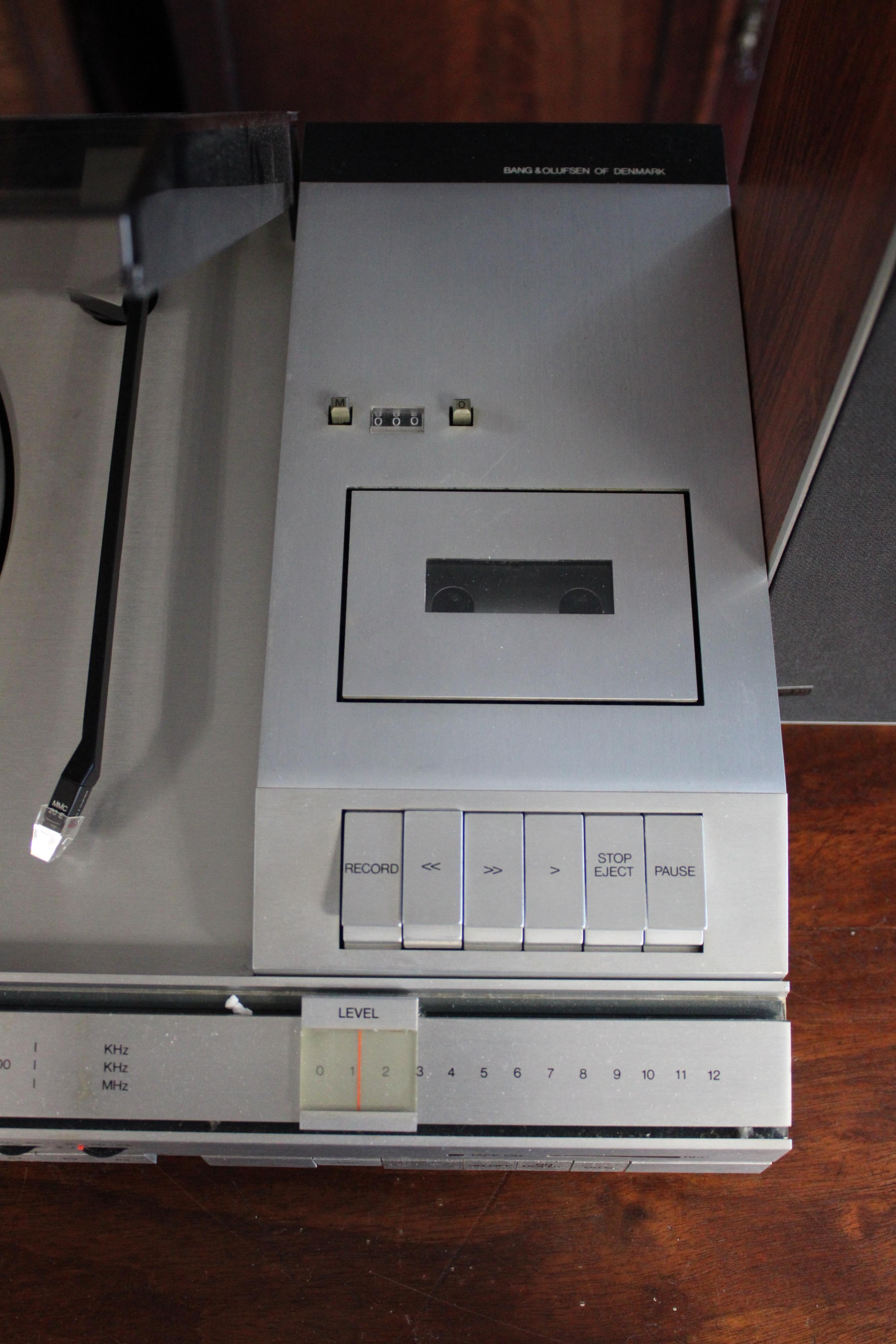 A Bang & Olufsen “Beocenter 4600” music system, boxed; various LP records. - Image 6 of 19