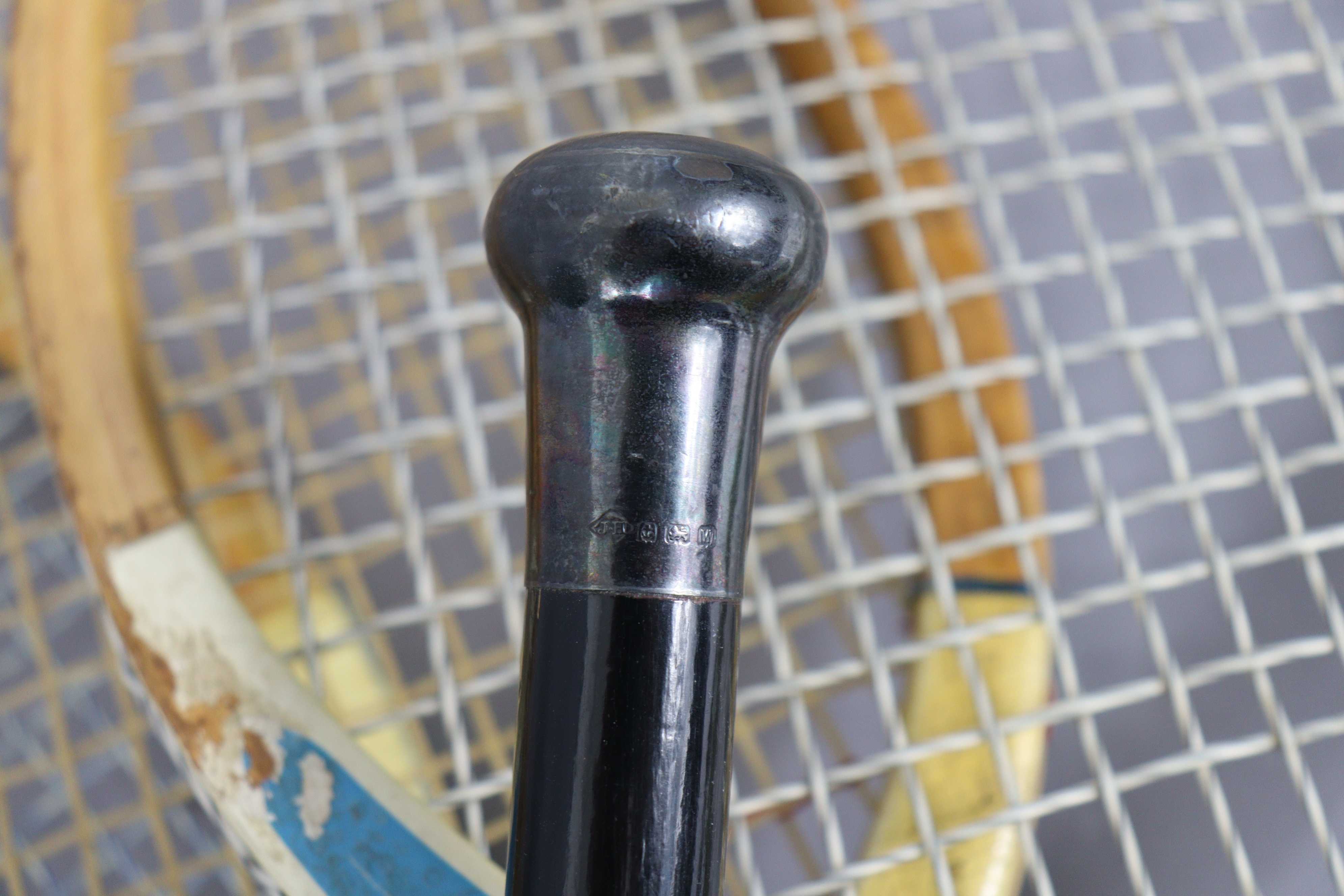 An ebonised gent’s walking cane with a silver handle, four Slazenger wooden tennis rackets; a cane - Bild 2 aus 5