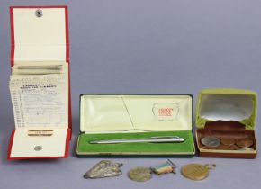 A WWI victory medal, various coins, a cross ball-point pen, cased, etc.