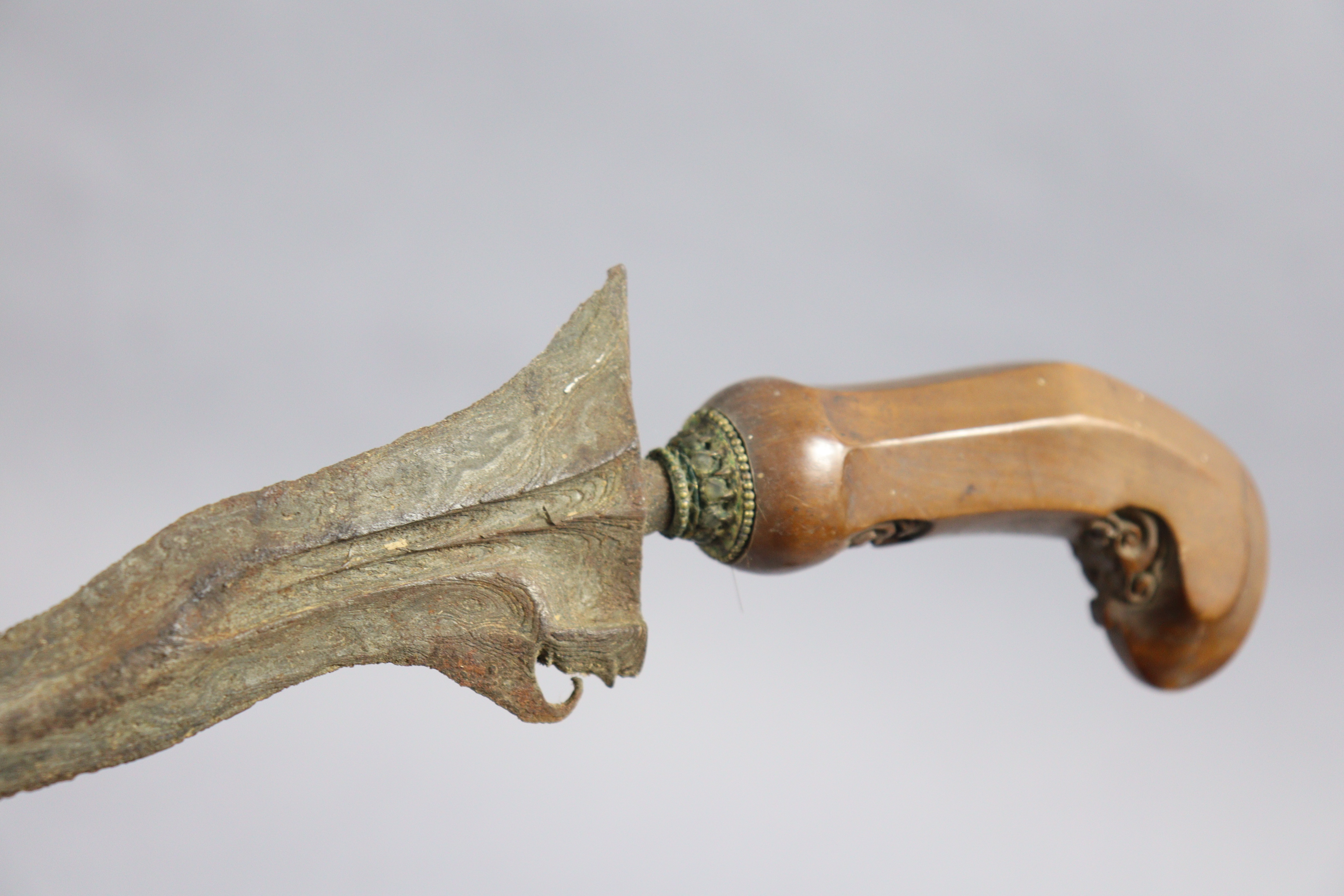 An Indonesian Kris having a 33.5cm long wavy blade, carved wooden grip, & with a metal-covered - Image 6 of 7