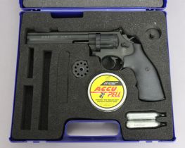 A Smith & Wesson .177 calibre air pistol (model no. 586), cased.
