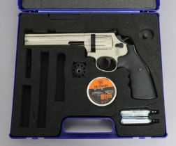 A Smith & Wesson .177 calibre air pistol (model no. 686), cased.