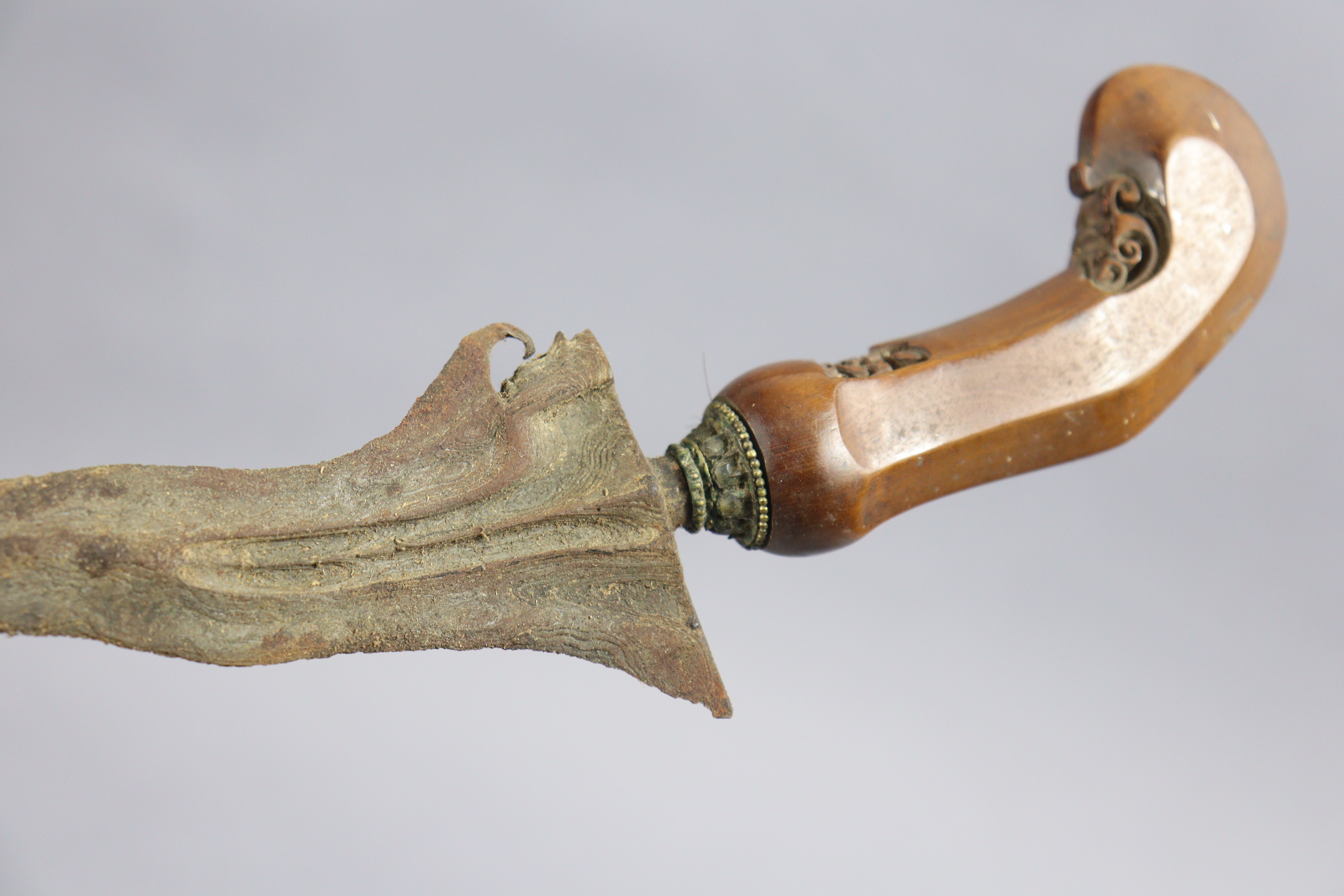 An Indonesian Kris having a 33.5cm long wavy blade, carved wooden grip, & with a metal-covered - Image 5 of 7