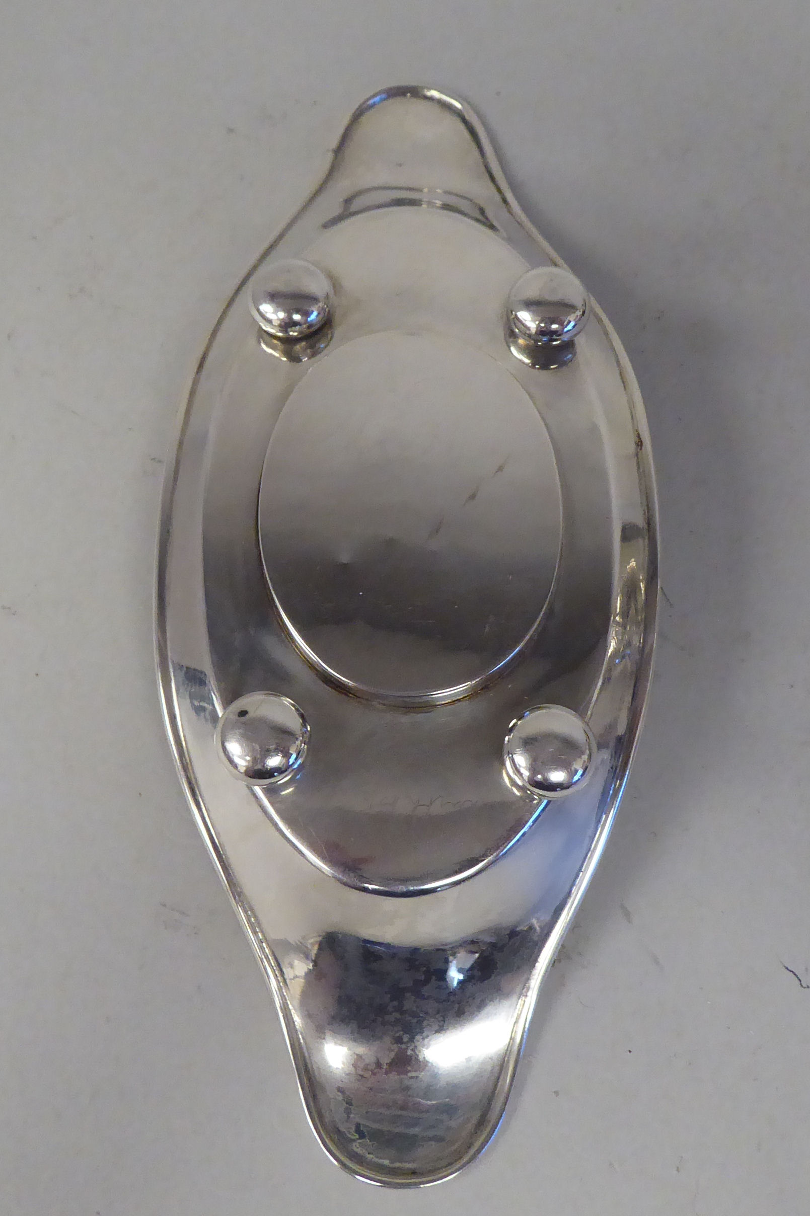 An Edwardian silver inkstand of oval tray design, on bun feet with a facet cut glass reservoir, - Image 4 of 7