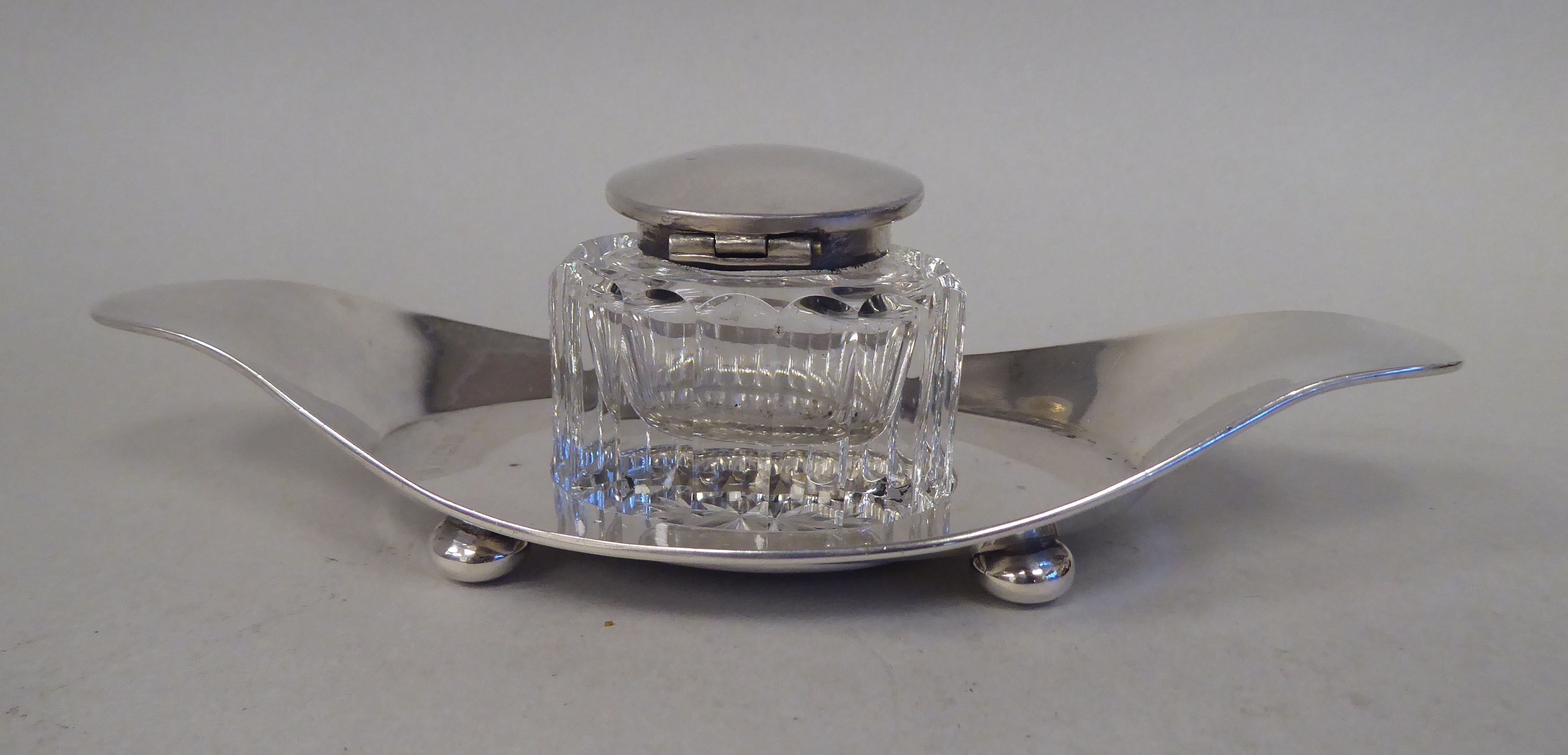 An Edwardian silver inkstand of oval tray design, on bun feet with a facet cut glass reservoir, - Image 2 of 7