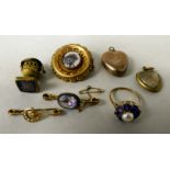 Gold and yellow metal jewellery: to include a disc design mourning brooch
