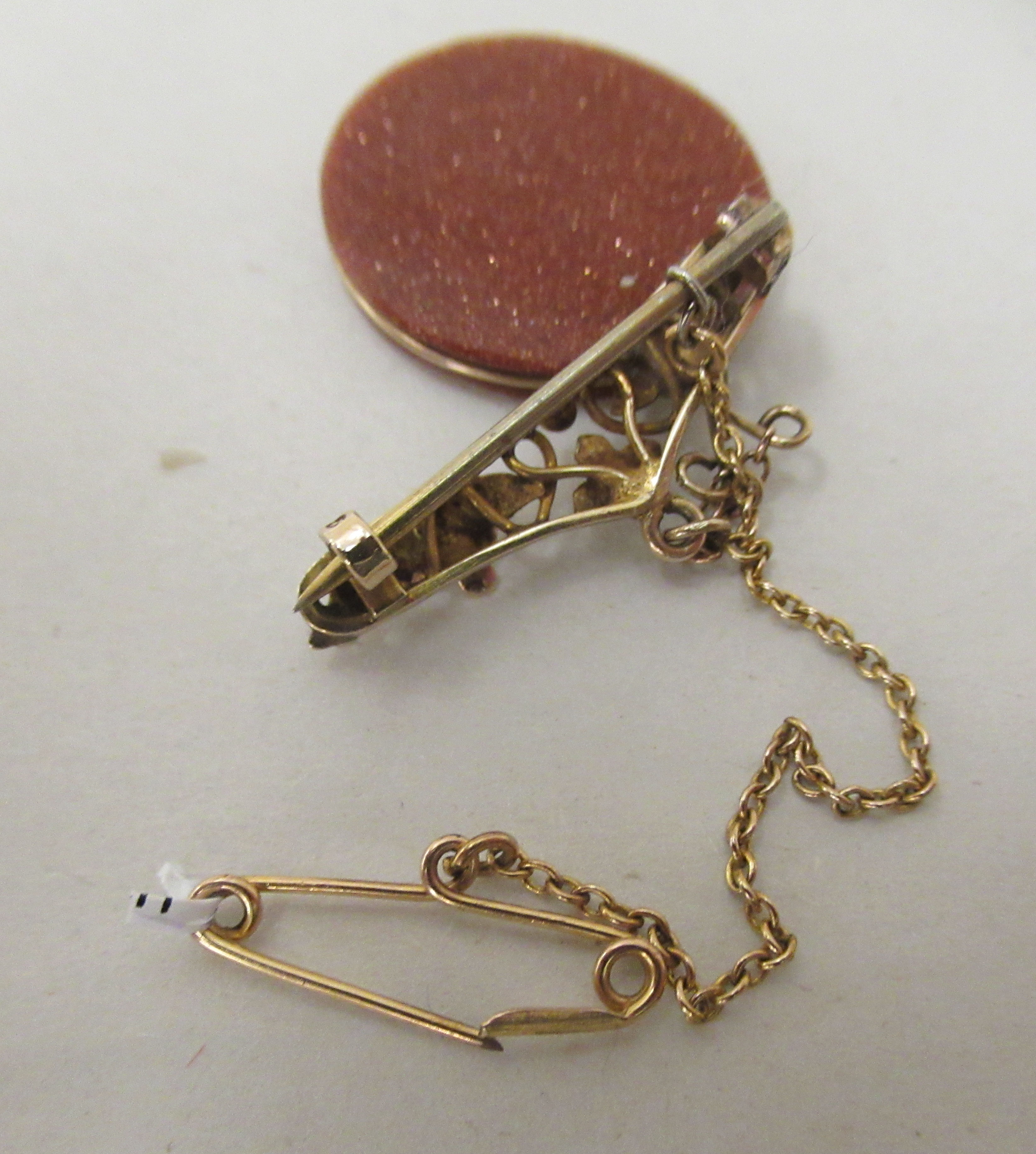 A yellow metal brooch with a gold stone pendant - Image 2 of 2