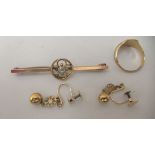 9ct gold jewellery, viz. a bar brooch; a pair of mother-of-pearl earrings and a ladies signet ring