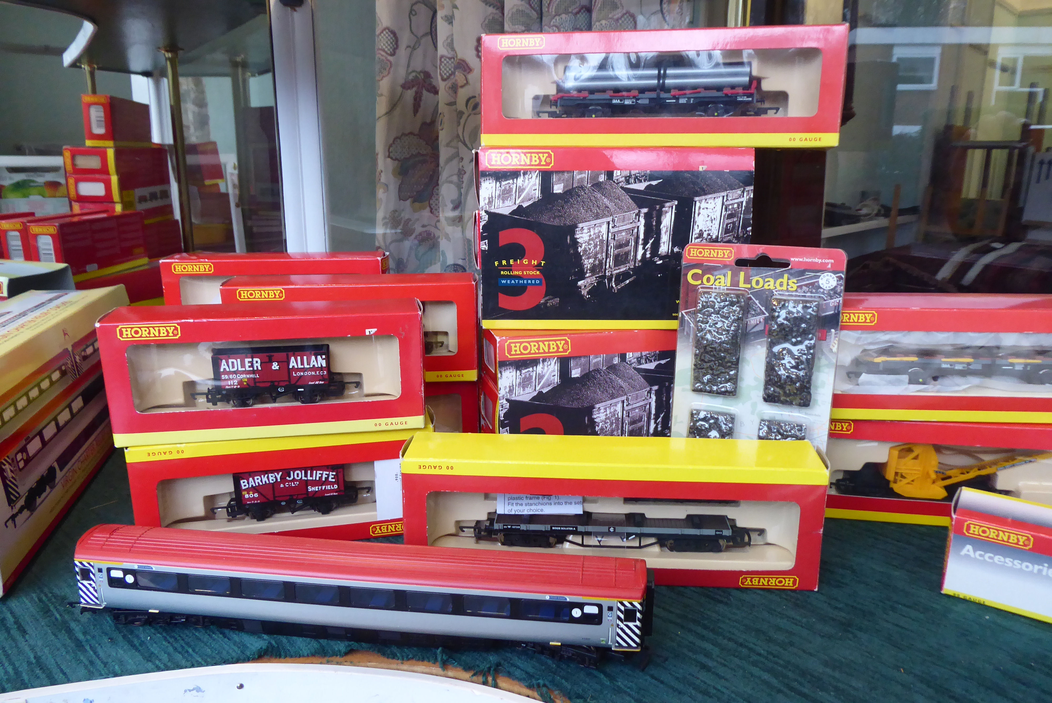 Hornby 00 gauge accessories: to include wagons, rolling stock, track, a buffer stop and accessories - Image 4 of 6