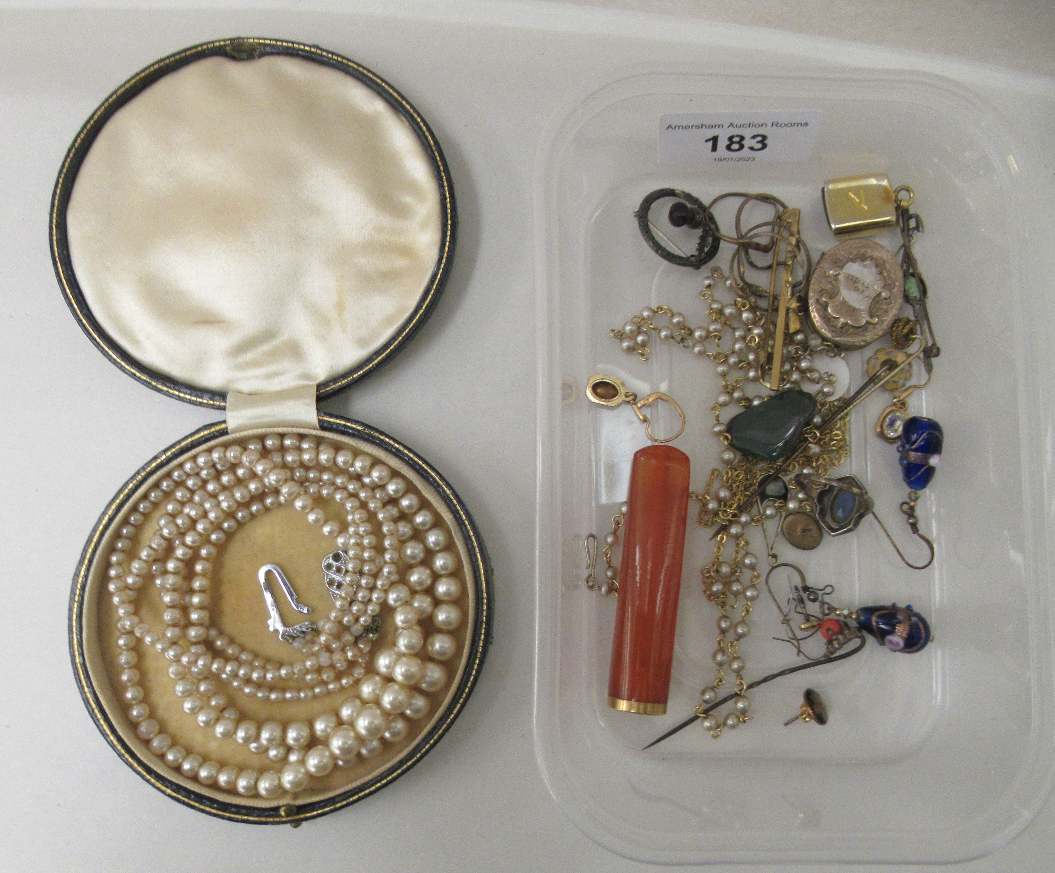 Items of personal ornament and other collectables: to include a gold coloured metal pendant