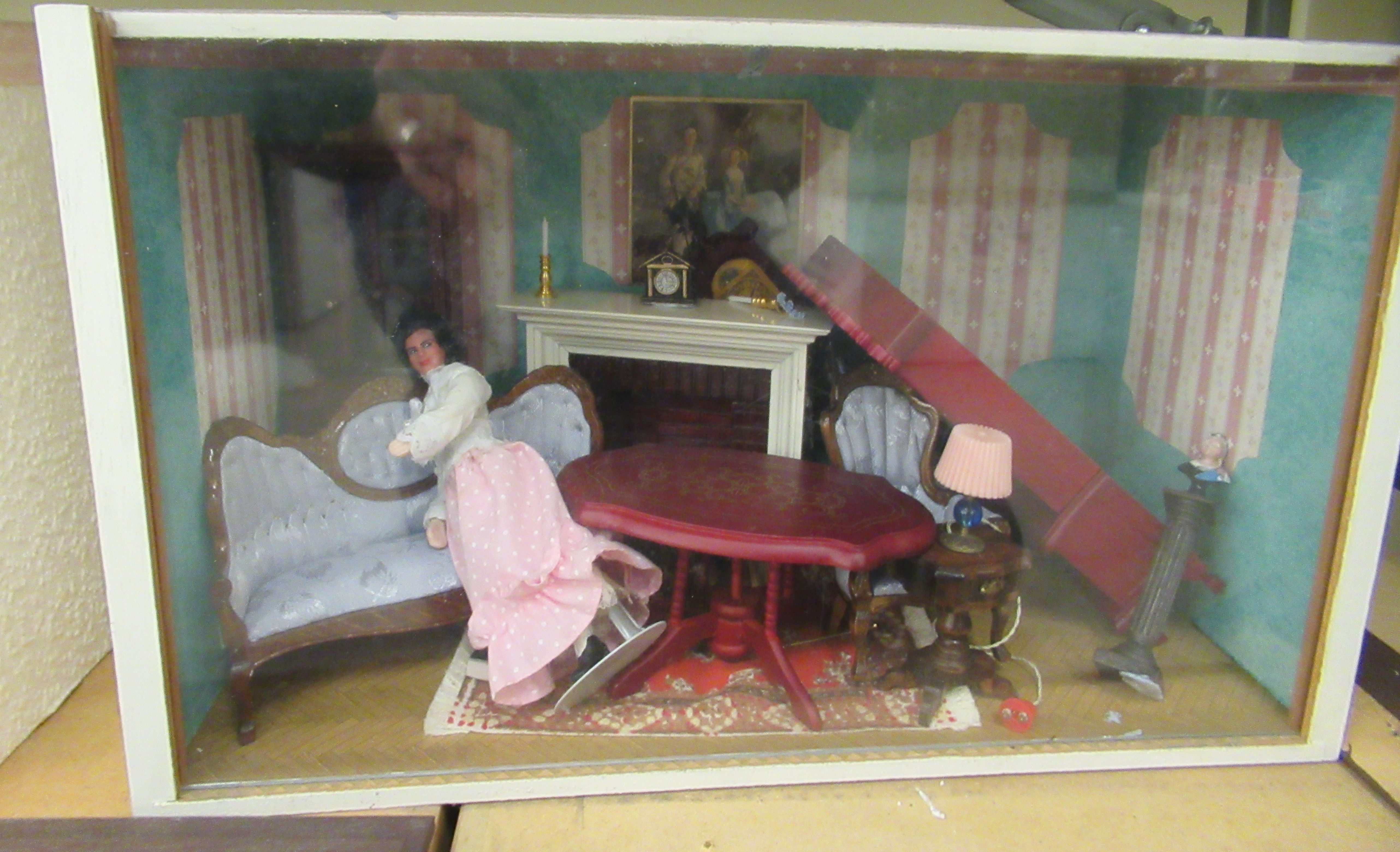 Five dolls house room settings, containing figures, furniture and accessories  cased  largest 11" - Image 5 of 6