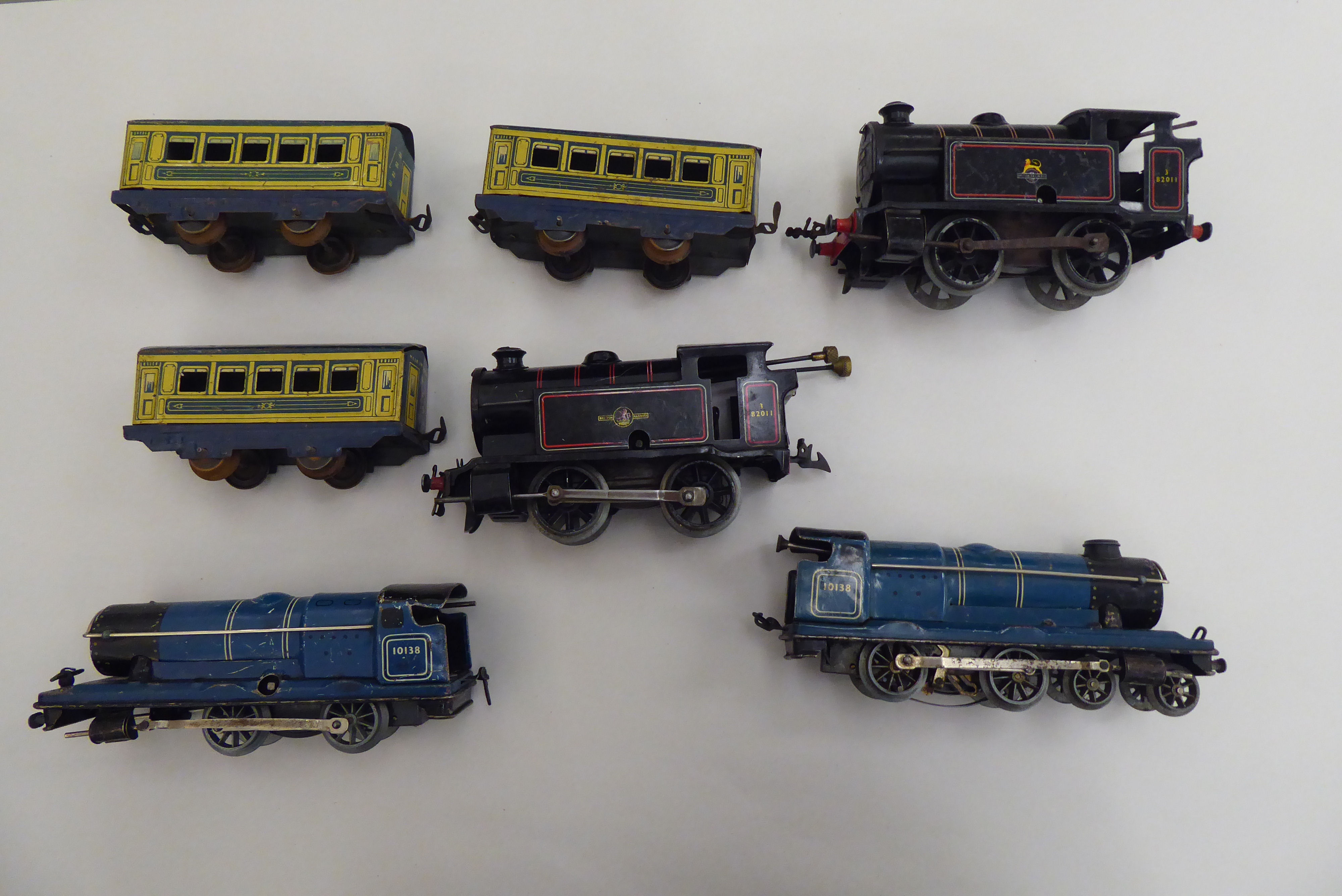 Four 0 gauge, tinplate clockwork model railway locomotives and three matching passenger coaches - Image 3 of 4