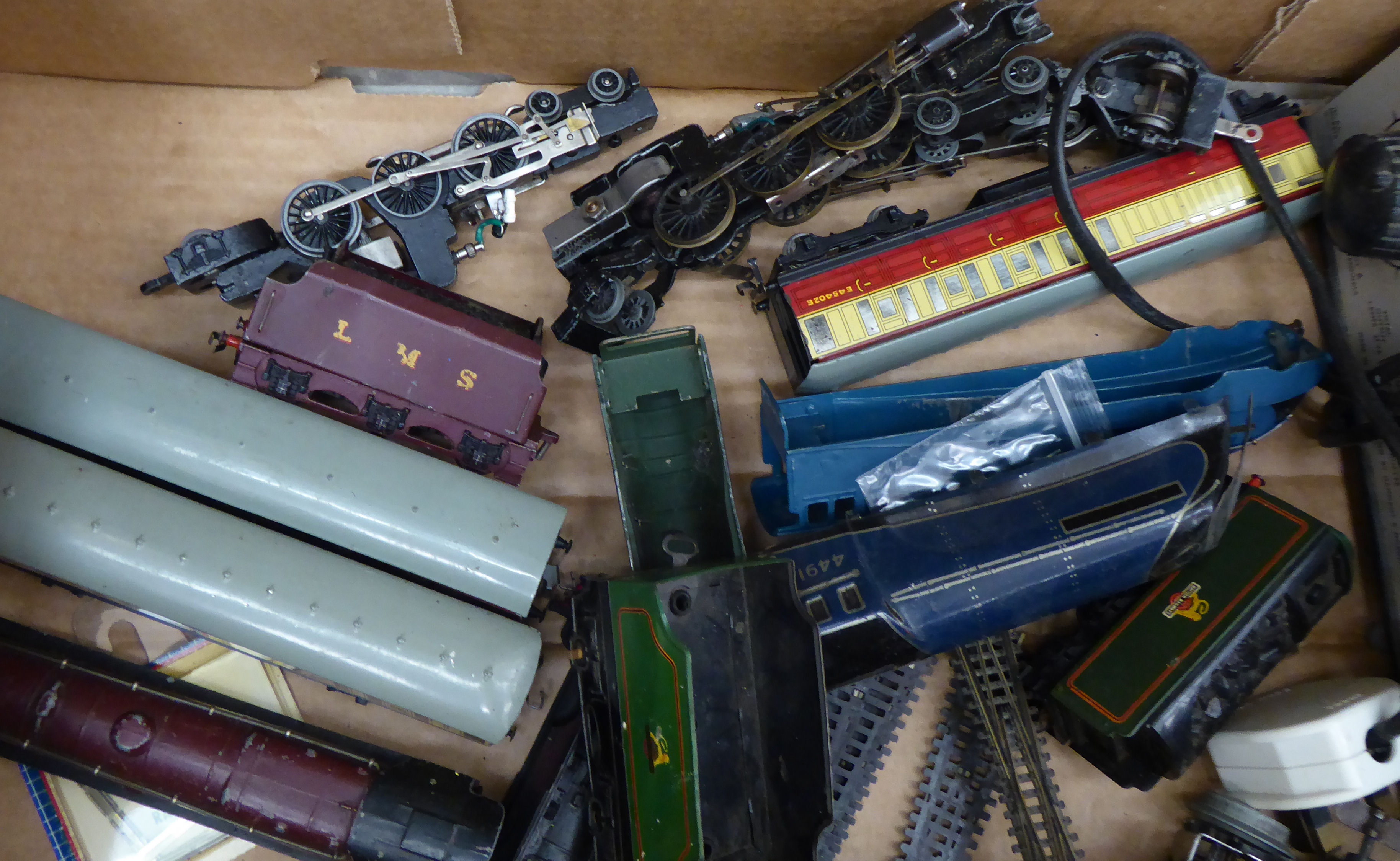 00 gauge diecast model railway locomotives and accessories: to include a Sir Nigel Gresley 4-6-2 - Image 3 of 3