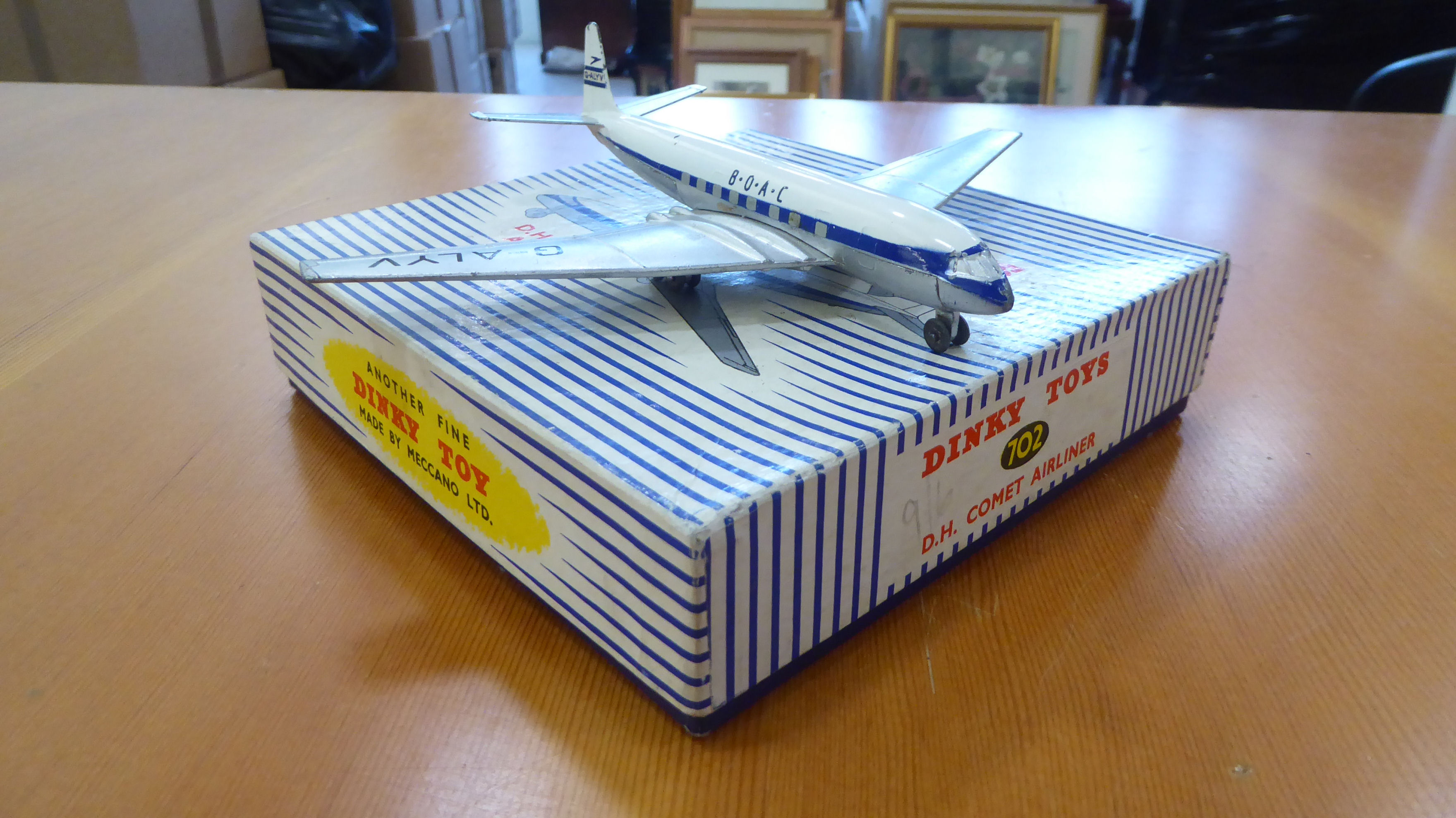 A Dinky Toys diecast DH Comet Airliner  model No.702  boxed - Image 2 of 3