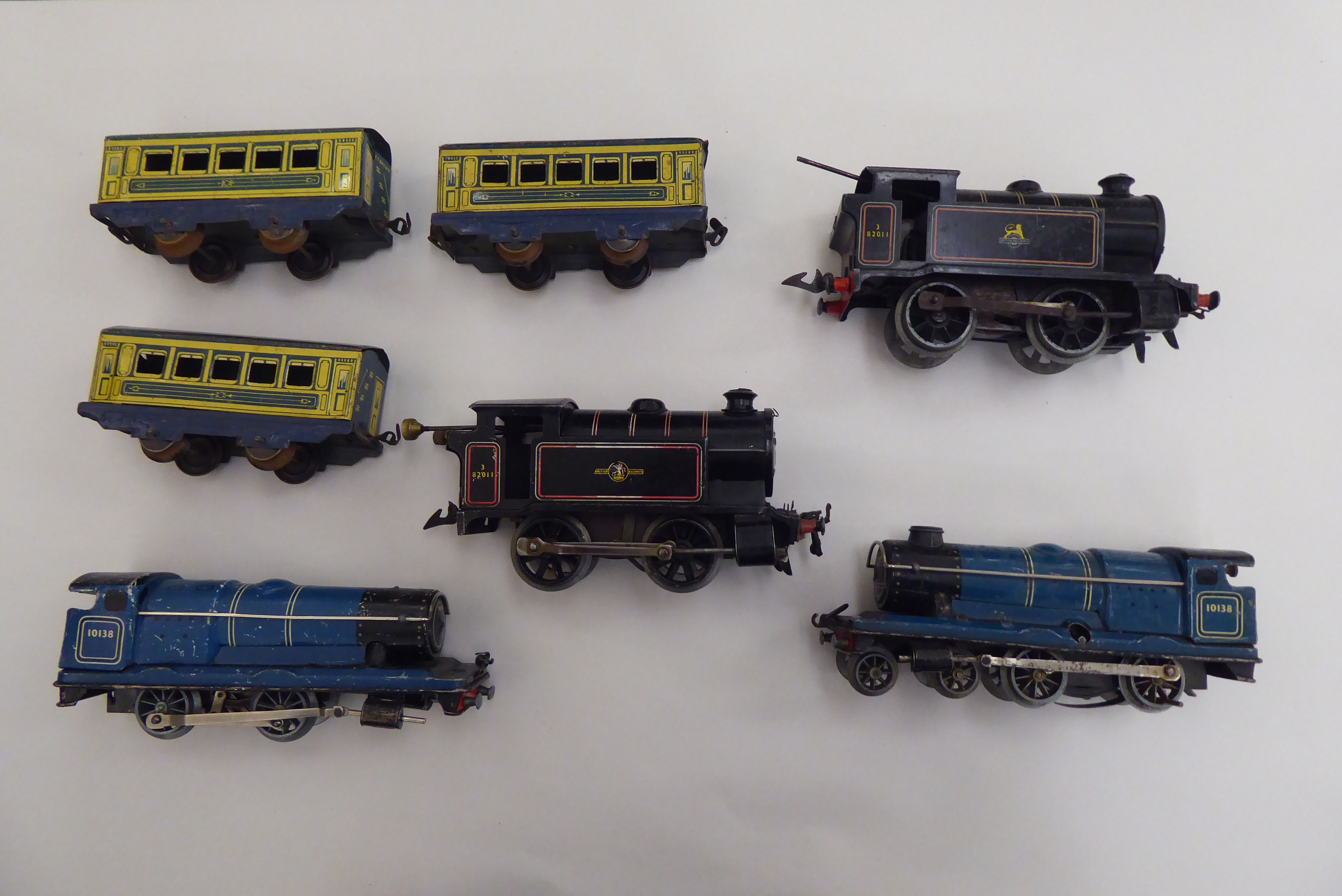 Four 0 gauge, tinplate clockwork model railway locomotives and three matching passenger coaches - Image 2 of 4