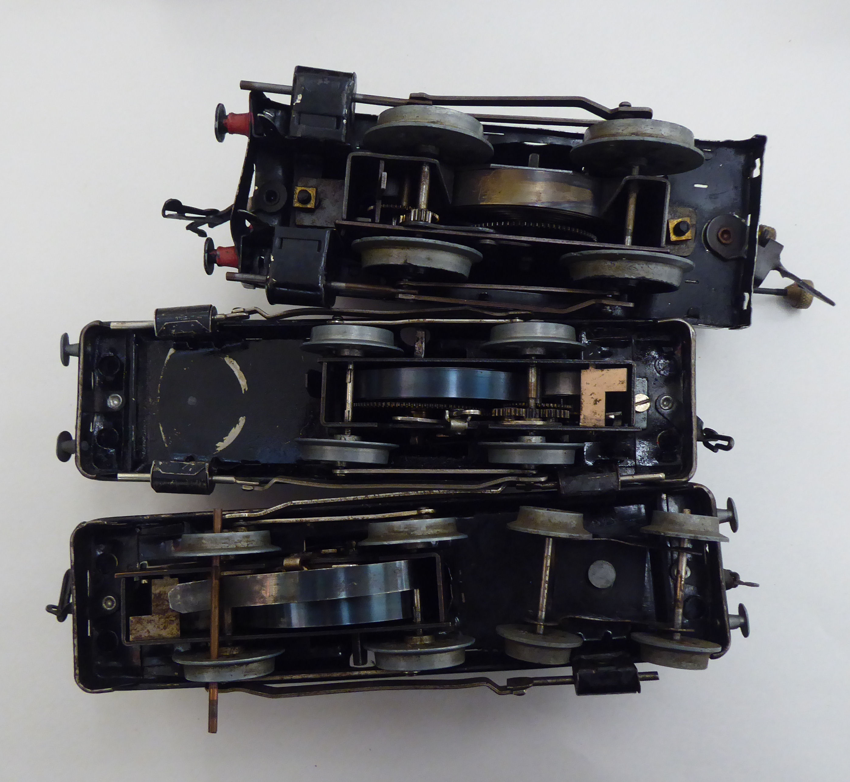 Four 0 gauge, tinplate clockwork model railway locomotives and three matching passenger coaches - Image 4 of 4