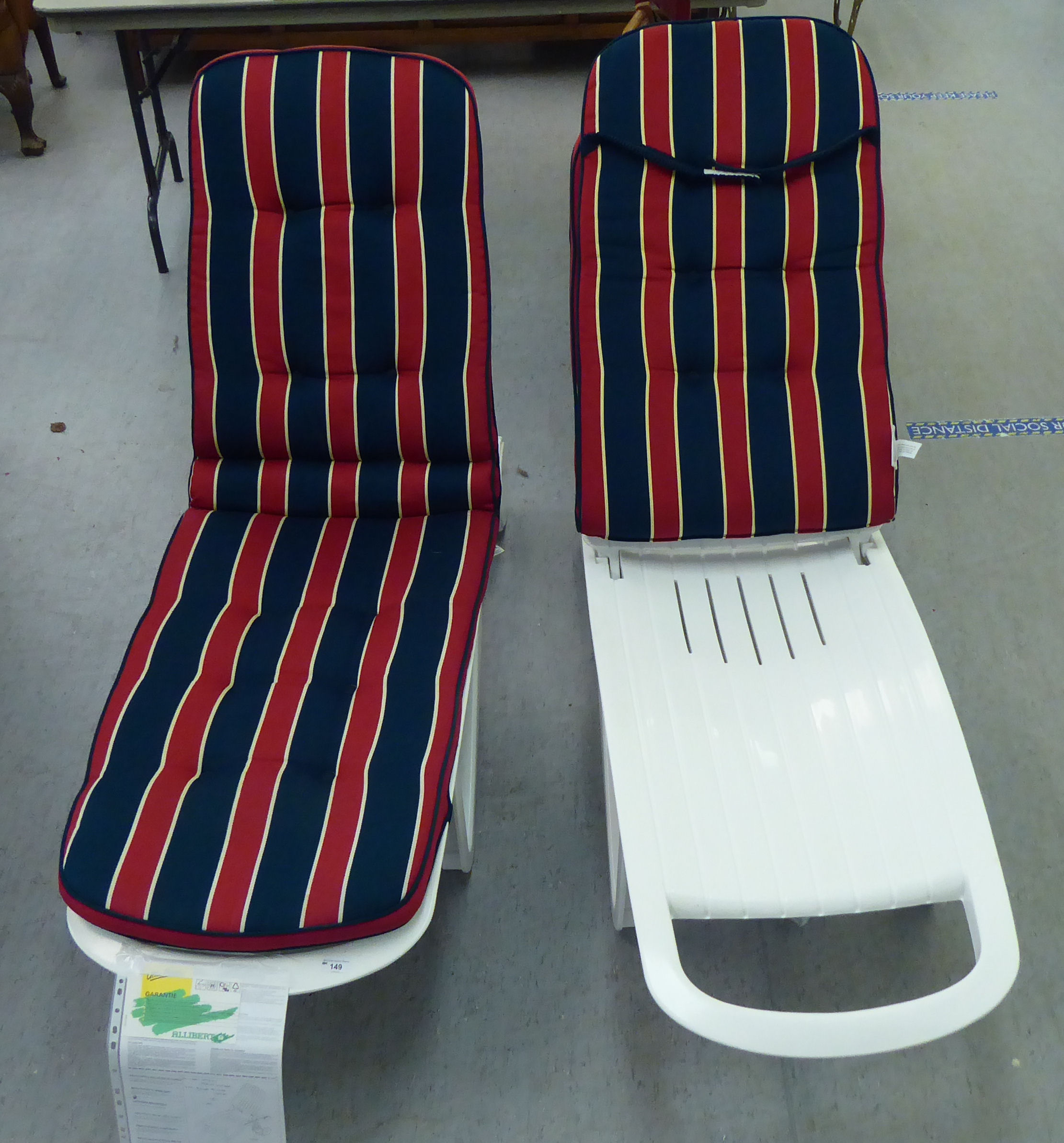 A pair of Allibert Cormoran wheeled white plastic sun-loungers with De Luxe Blazer cushions - Bild 2 aus 3
