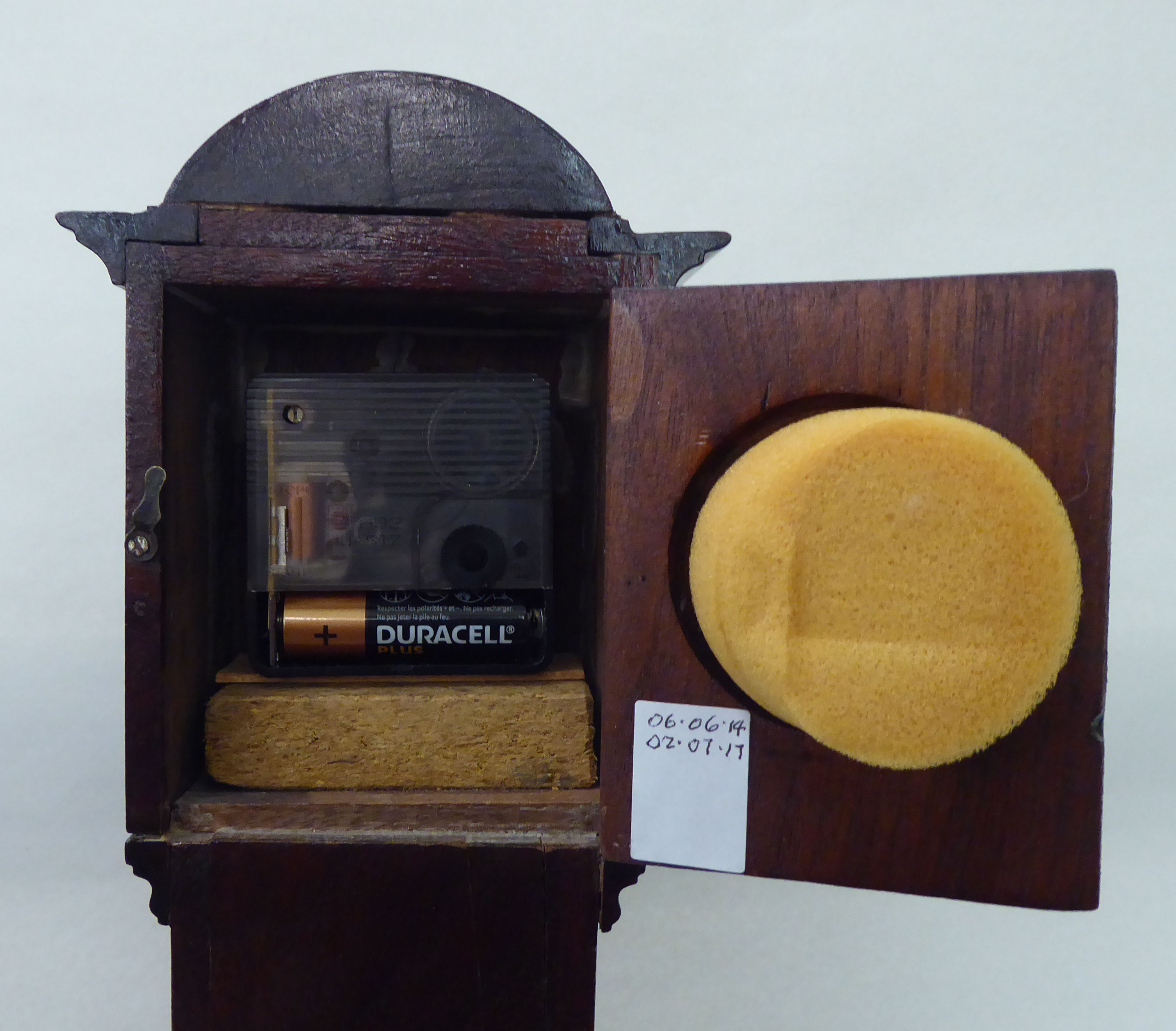 An early 20thC mahogany mantel timepiece, fashioned as a longcase clock with an arched hood and - Image 4 of 4